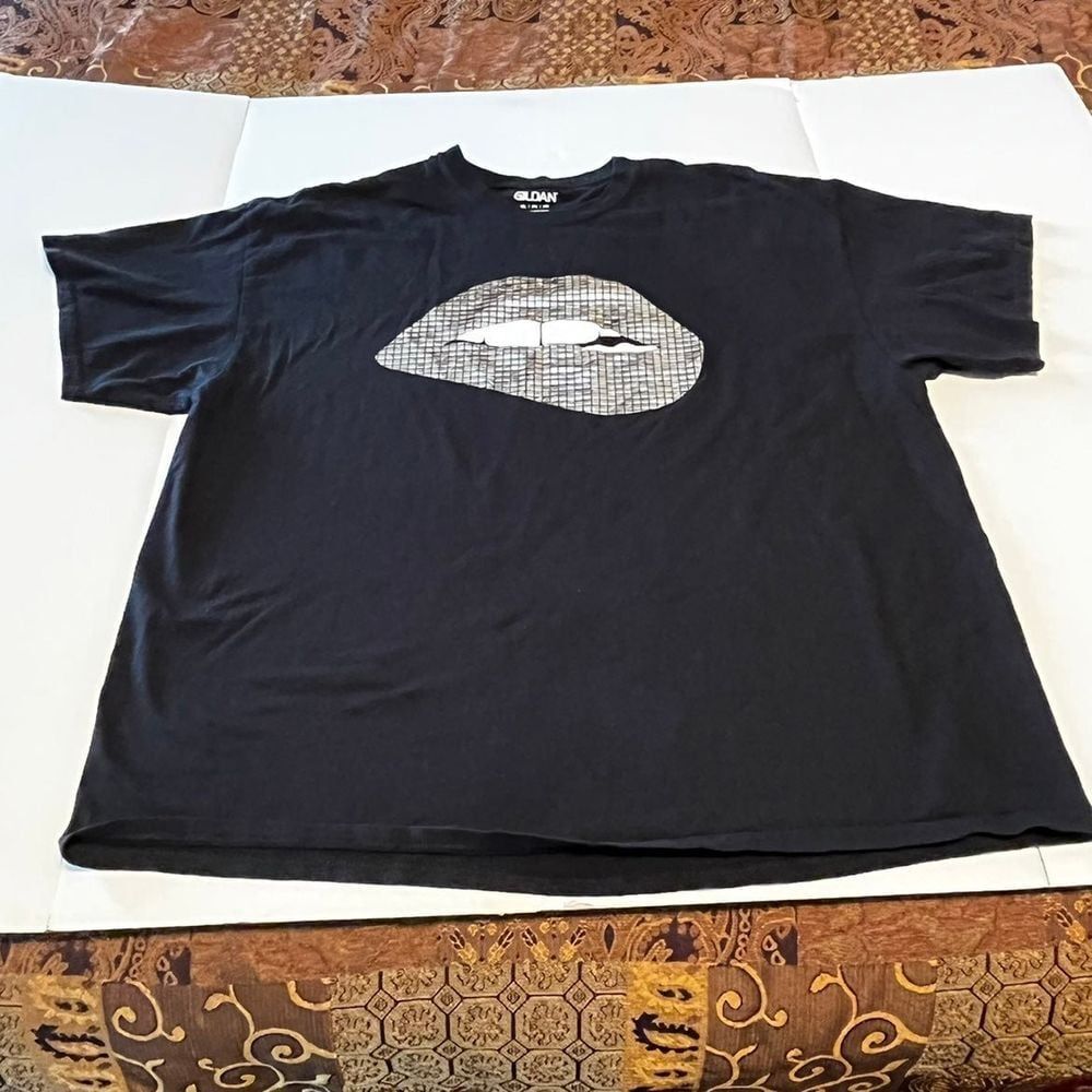 Silver bitten lips black size 2XL short sleeve t-shirt Gildan